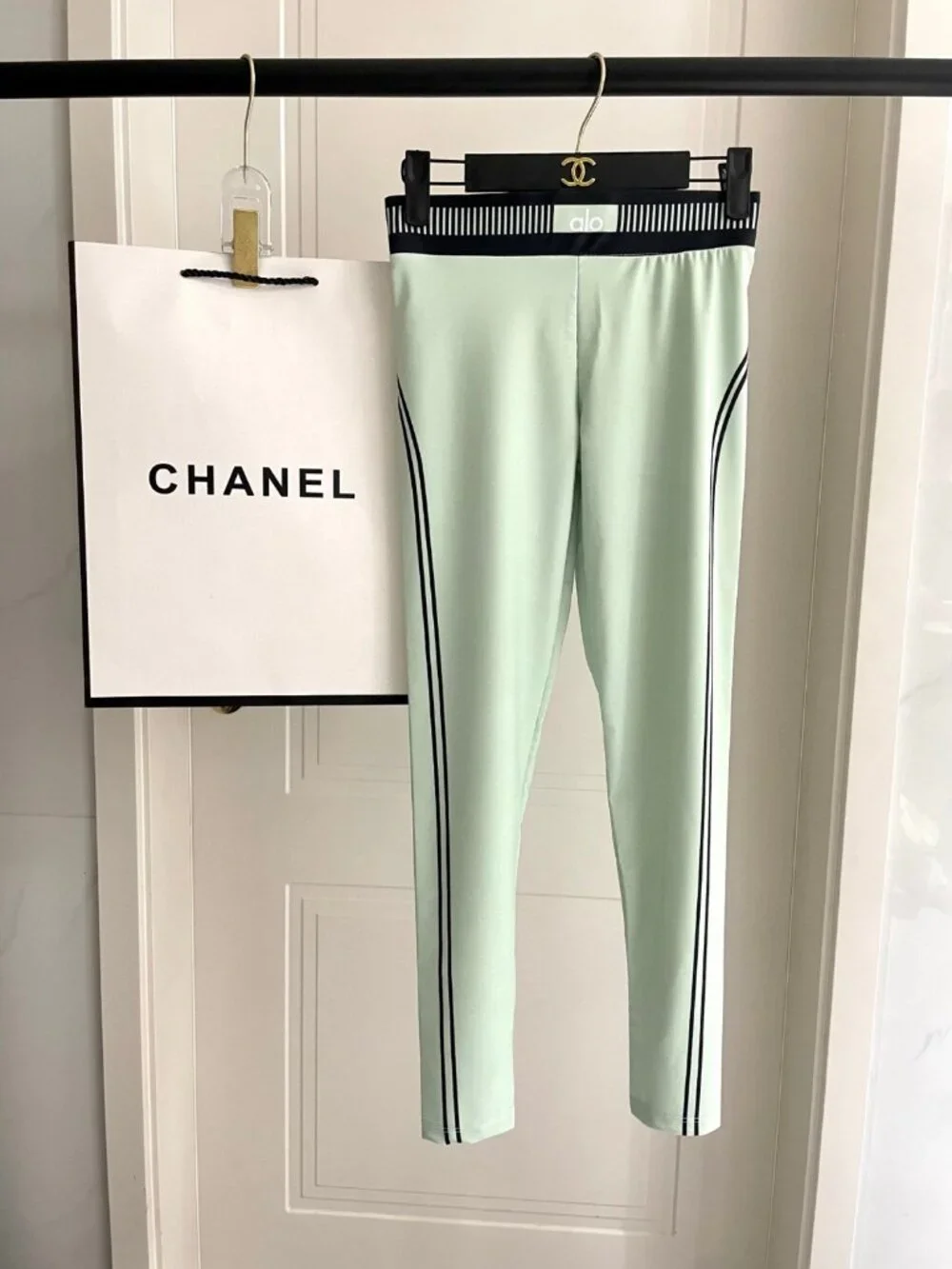 Alo Yoga Light Green Contrast Stripe Sports Bra & Leggings Set